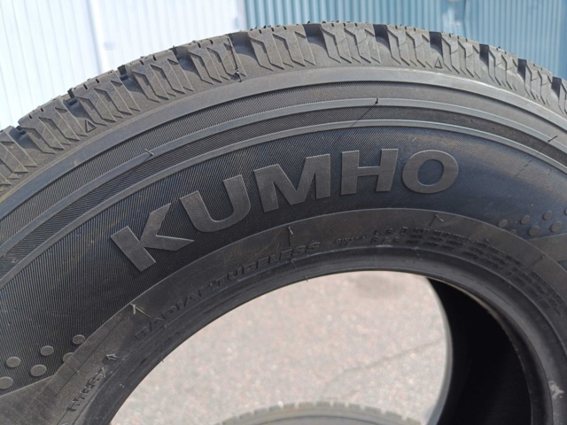 929135-3 Winter tires Kumho Winter PorTran CW11 225/70R15C - New
