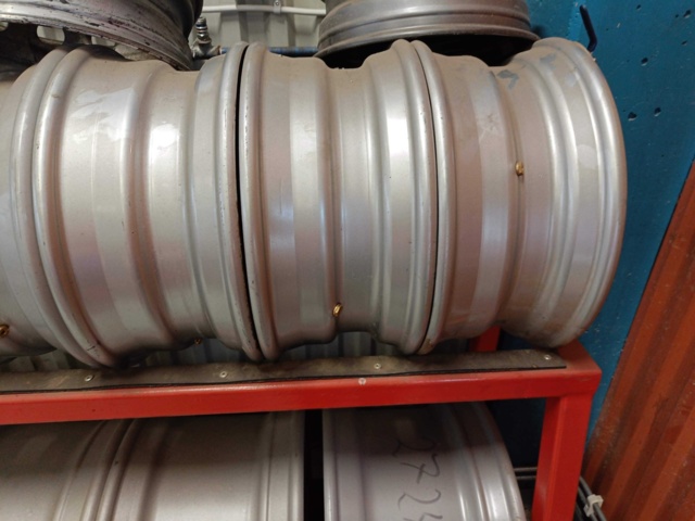 929146-6 Rim rack containing rims