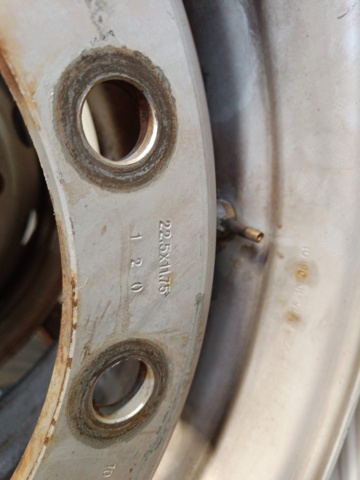 929146-8 Rim rack containing rims