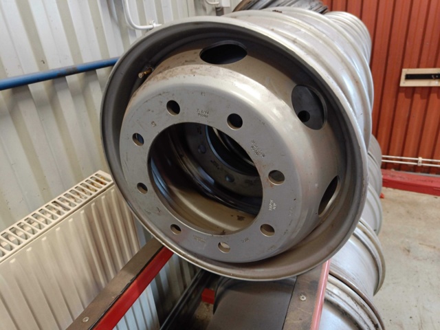 929146-9 Rim rack containing rims