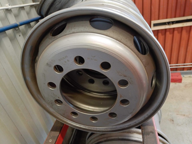 929146-11 Rim rack containing rims