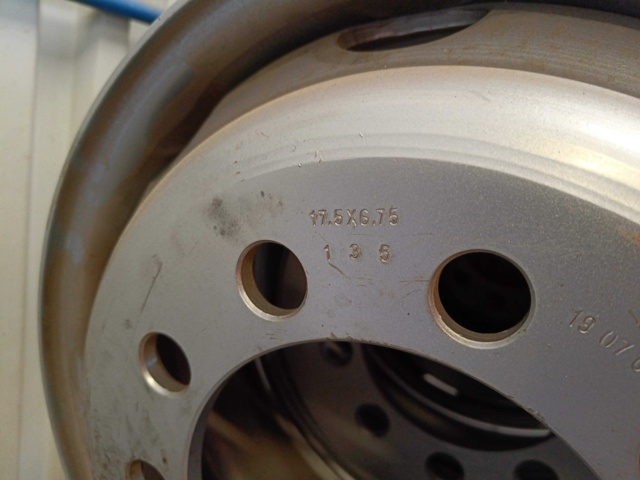 929146-12 Rim rack containing rims