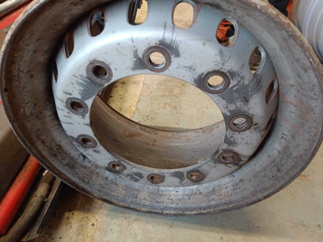 929146-13 Rim rack containing rims