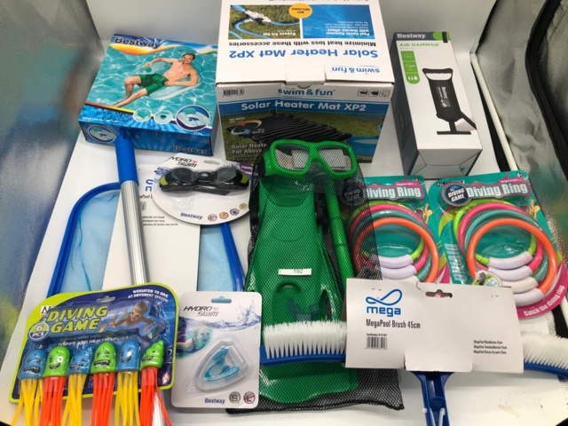 1029018-1 Assortment of pool and bath accessories - Shipping included (192)