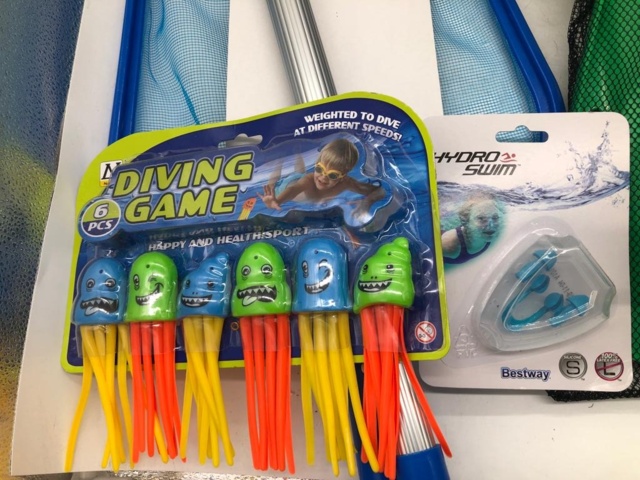 1029018-5 Assortment of pool and bath accessories - Shipping included (192)