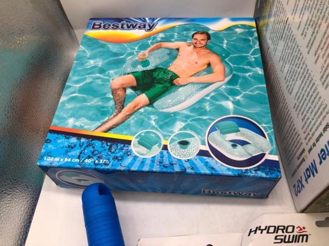 1029018-7 Assortment of pool and bath accessories - Shipping included (192)