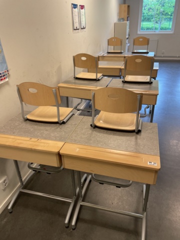1023238-1 Skolbänkar med stolar, ca 16 stycken