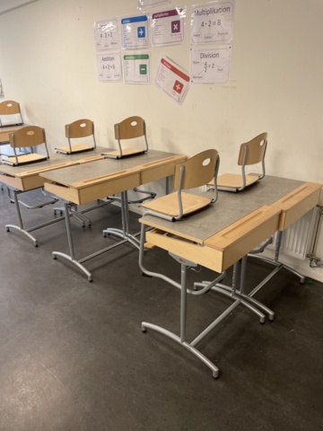 1023238-2 Skolbänkar med stolar, ca 16 stycken