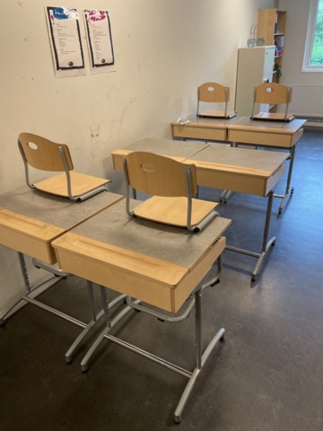 1023238-3 Skolbänkar med stolar, ca 16 stycken