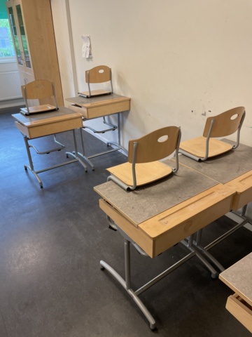 1023238-4 Skolbänkar med stolar, ca 16 stycken