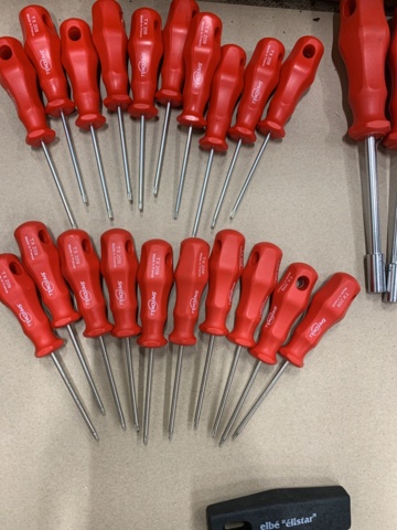 1028585-4 Assortment of tools