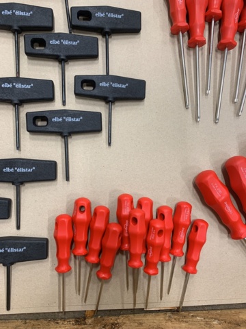 1028585-5 Assortment of tools