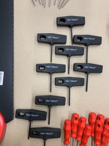 1028585-6 Assortment of tools