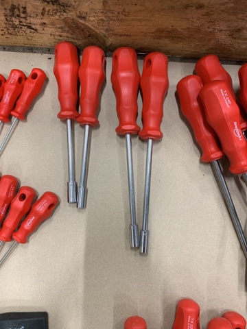 1028585-9 Assortment of tools