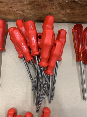1028585-10 Assortment of tools