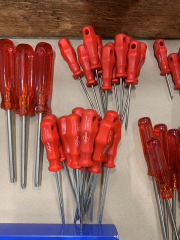 1028585-12 Assortment of tools