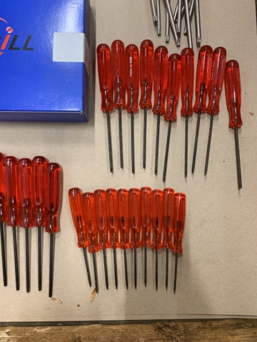 1028585-16 Assortment of tools