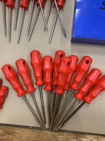 1028585-18 Assortment of tools