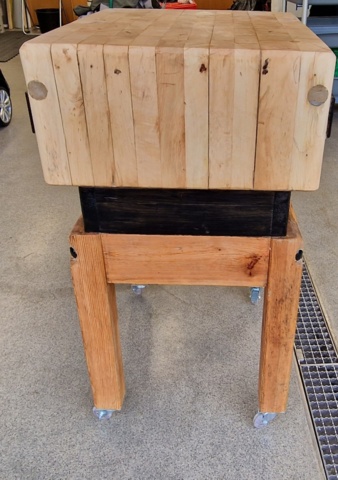 1032375-4 Butcher block on a stand with wheels