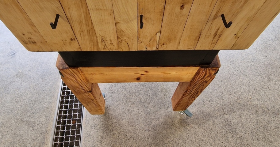 1032375-8 Butcher block on a stand with wheels