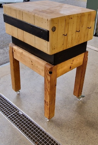 1032375-6 Butcher block on a stand with wheels