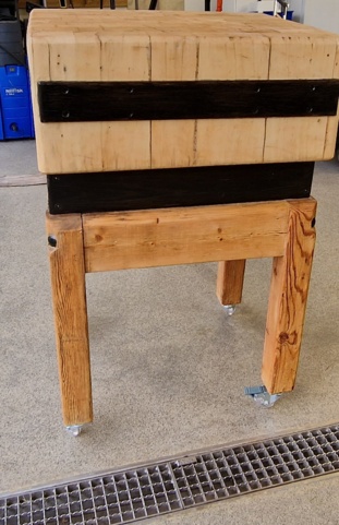 1032375-7 Butcher block on a stand with wheels
