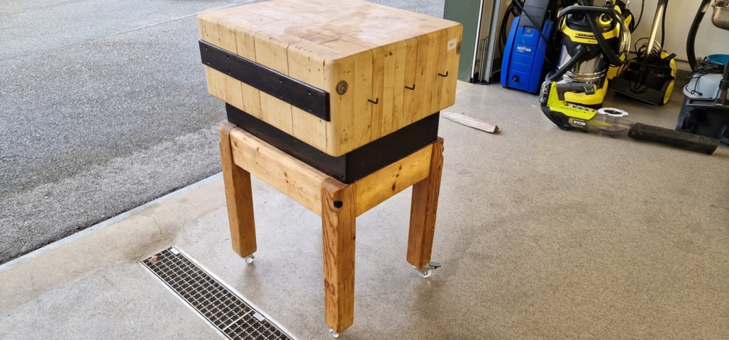 1032375-1 Butcher block on a stand with wheels