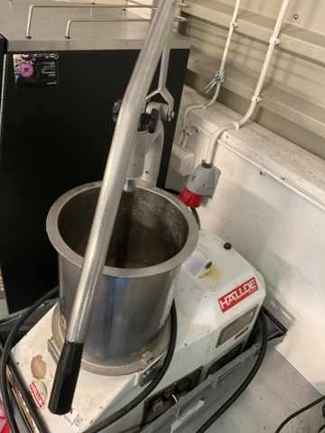 1002012-2 Pouring machine / vegetable cutter