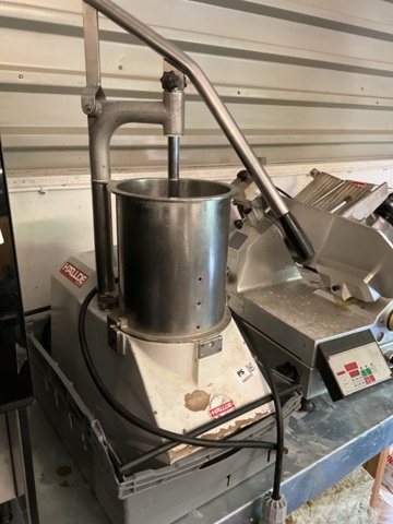 1002012-3 Pouring machine / vegetable cutter