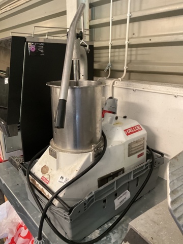 1002012-4 Pouring machine / vegetable cutter