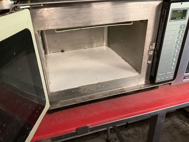 1002018-4 Restaurant microwave