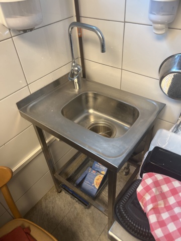 1024098-1 Tvättställ med blandare, 2 stycken