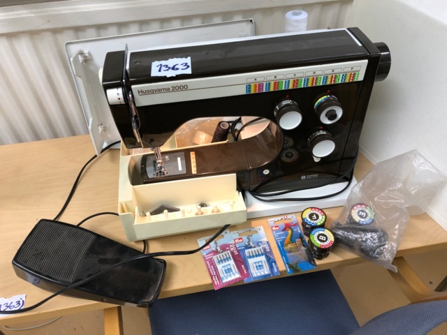 1032594-2 Husqvarna 2000 ompelukone ja työpiste - Ei pohjahintaa