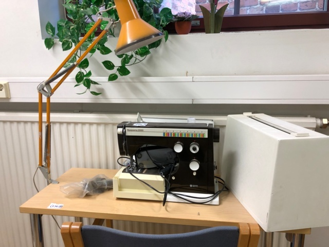 1032594-1 Husqvarna 2000 ompelukone ja työpiste - Ei pohjahintaa