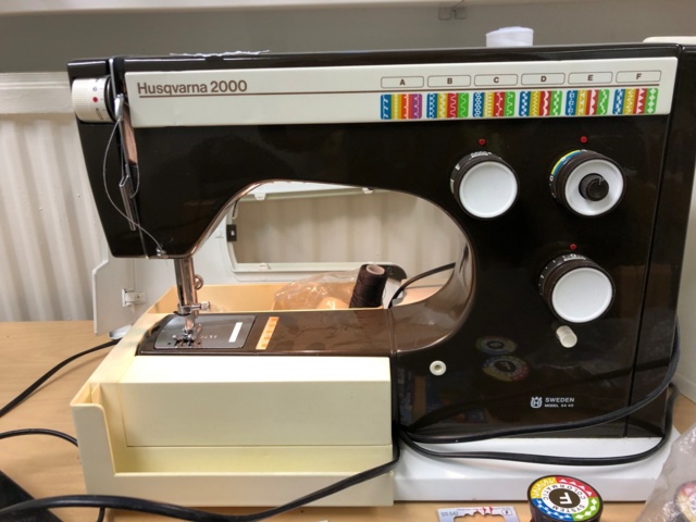 1032594-3 Husqvarna 2000 ompelukone ja työpiste - Ei pohjahintaa