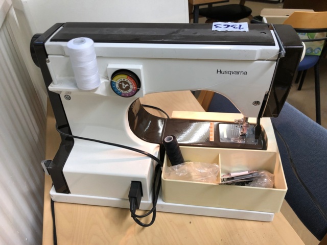 1032594-4 Husqvarna 2000 ompelukone ja työpiste - Ei pohjahintaa