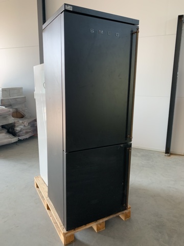 882942-2 Fridge & Freezer Smeg FAB 8003AOS transport damage