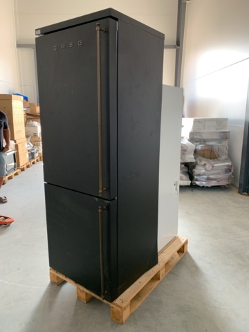882942-1 Fridge & Freezer Smeg FAB 8003AOS transport damage