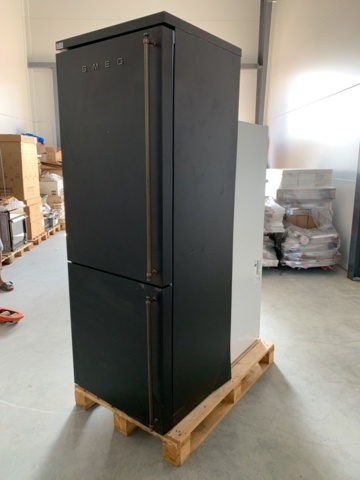 882942-3 Fridge & Freezer Smeg FAB 8003AOS transport damage