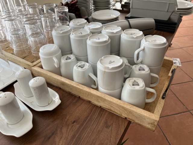 963311-4 Restaurant crockery
