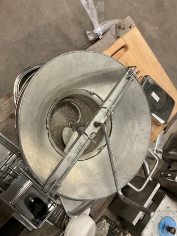 1002115-4 Various kitchen equipment