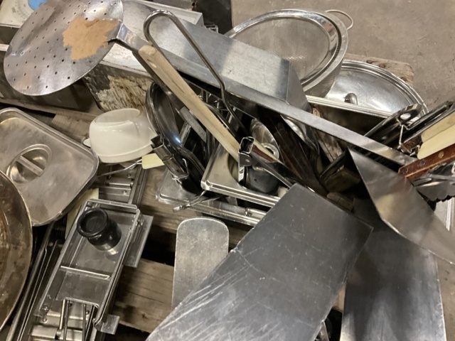 1002115-6 Various kitchen equipment