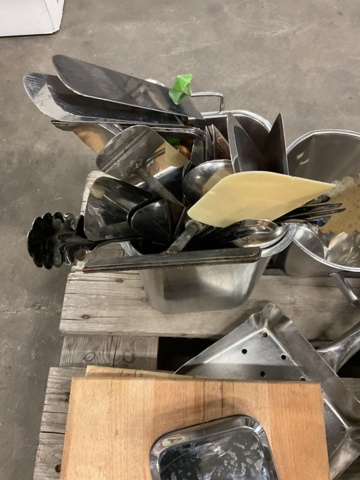 1002115-7 Various kitchen equipment