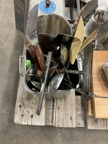 1002115-13 Various kitchen equipment