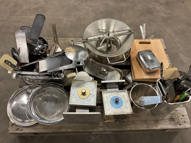 1002115-16 Various kitchen equipment