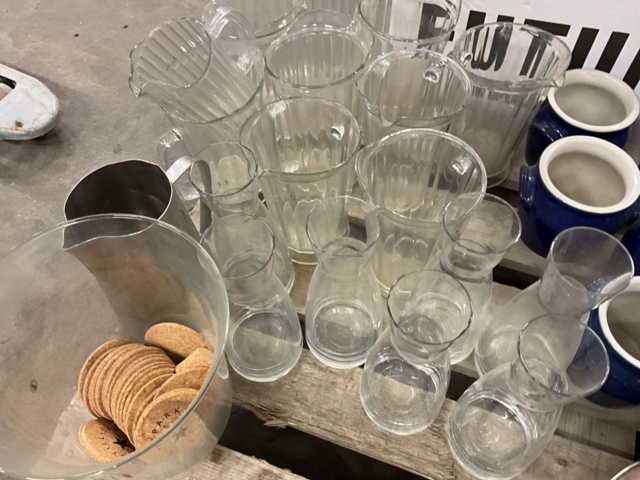 1002116-3 Lot with glass and china