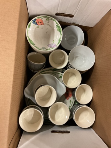 1002116-5 Lot with glass and china