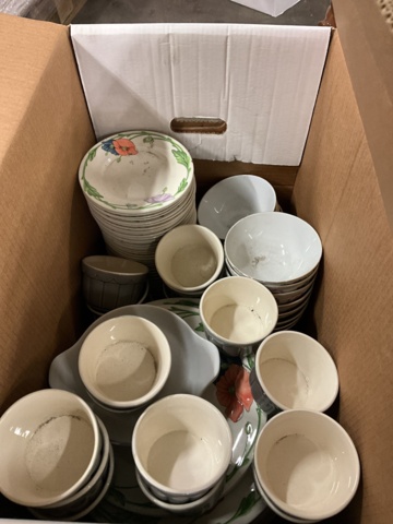 1002116-6 Lot with glass and china