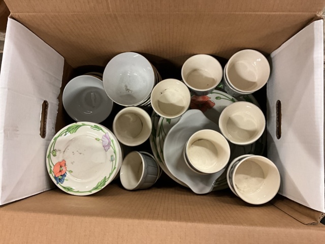 1002116-12 Lot with glass and china