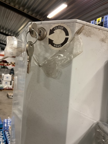 1002124-4 2 pcs. Blinds with crank